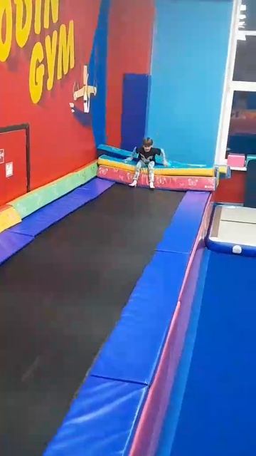 Веселые уроки. Гимнастика. Обезьянка