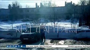 Муж, которого жена держит за железной дверью, вырвался на свободу и стал громить машины соседей