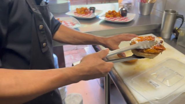 Отдохните и восстановите силы в The Dock — одном из лучших мест в Саюлите, где можно расслабиться