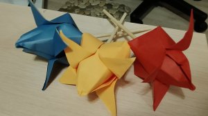 Трейлер / Делаю оригами тюльпаны.