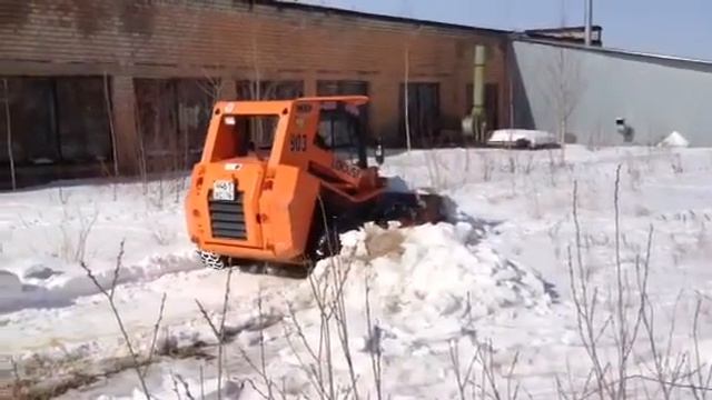 Мини-погрузчик Locust 903 убирает снег