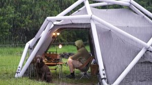 Одиночный кемпинг с видом на горы. Отдых, приготовление пищи.