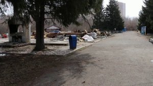 В парке Антошка убирают качельки. У кластера. Почистить бы   Искитимку. Кемерово