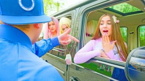 ШКОЛЬНЫЙ ПОКЛОННИК ДИАНЫ НЕ ДАЁТ ПРОХОДА!!! ДЕВОЧКИ БУНТАРКИ БОЯТСЯ НОВОГО УХАЖЁРА ДИАНЫ!!!