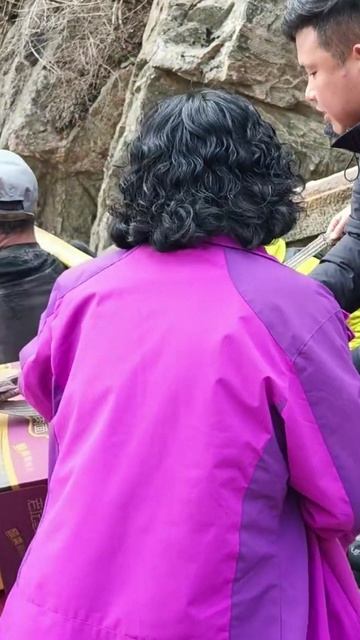 📺Помощь без слов: трогательная сцена на горе Тайшань