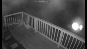 Удивительный светящейся объект на камеру наблюдения разделился попалам