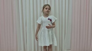 Телятникова Аполлинария читает стихотворение Н. Веденяпиной "Единство России"