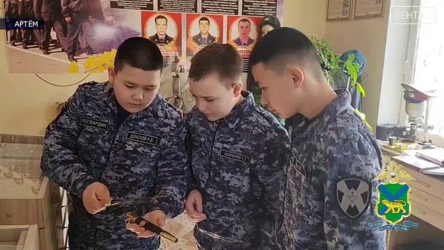 Примерить милицейскую форму и подержать боевое оружие