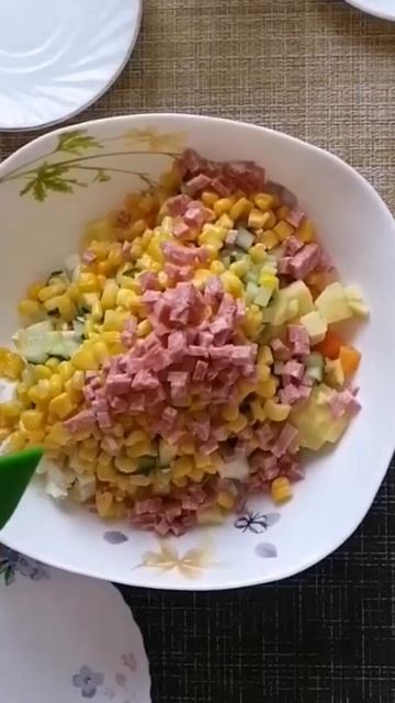 Цветной весенний салат из кукурузы