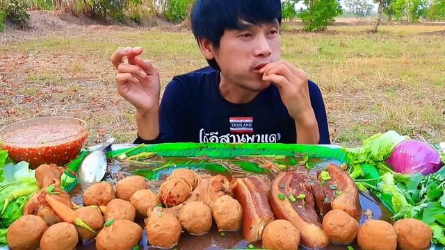 MUKBANG Острая лапша куриная голень свиная грудинка и овощами.ASMR ЕДА НА КАМЕРУ ОБЖОР ОБЕД