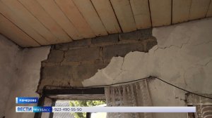 Боятся обрушения кровли жители дома на Луганской в Кемерове