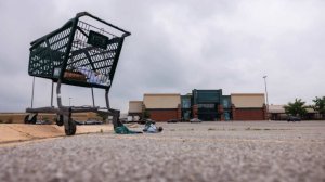 Полицейские застрелили женщину с ножом, выкравшую ребенка из магазина