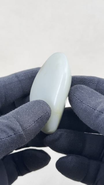 LS-29. Нефритовая галька ЦИН БАЙ ЮЙ БА ДЗИЕН 青白玉把件