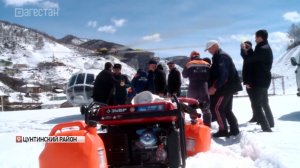 В отрезанное снегом село Бежта вертолётом доставили помощь сотрудники МЧС РФ