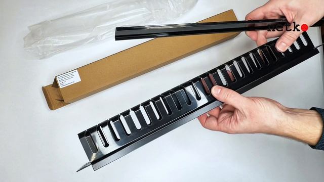 Кабельный органайзер 19", 1U, металлический, с пластиковой крышкой и кольцами