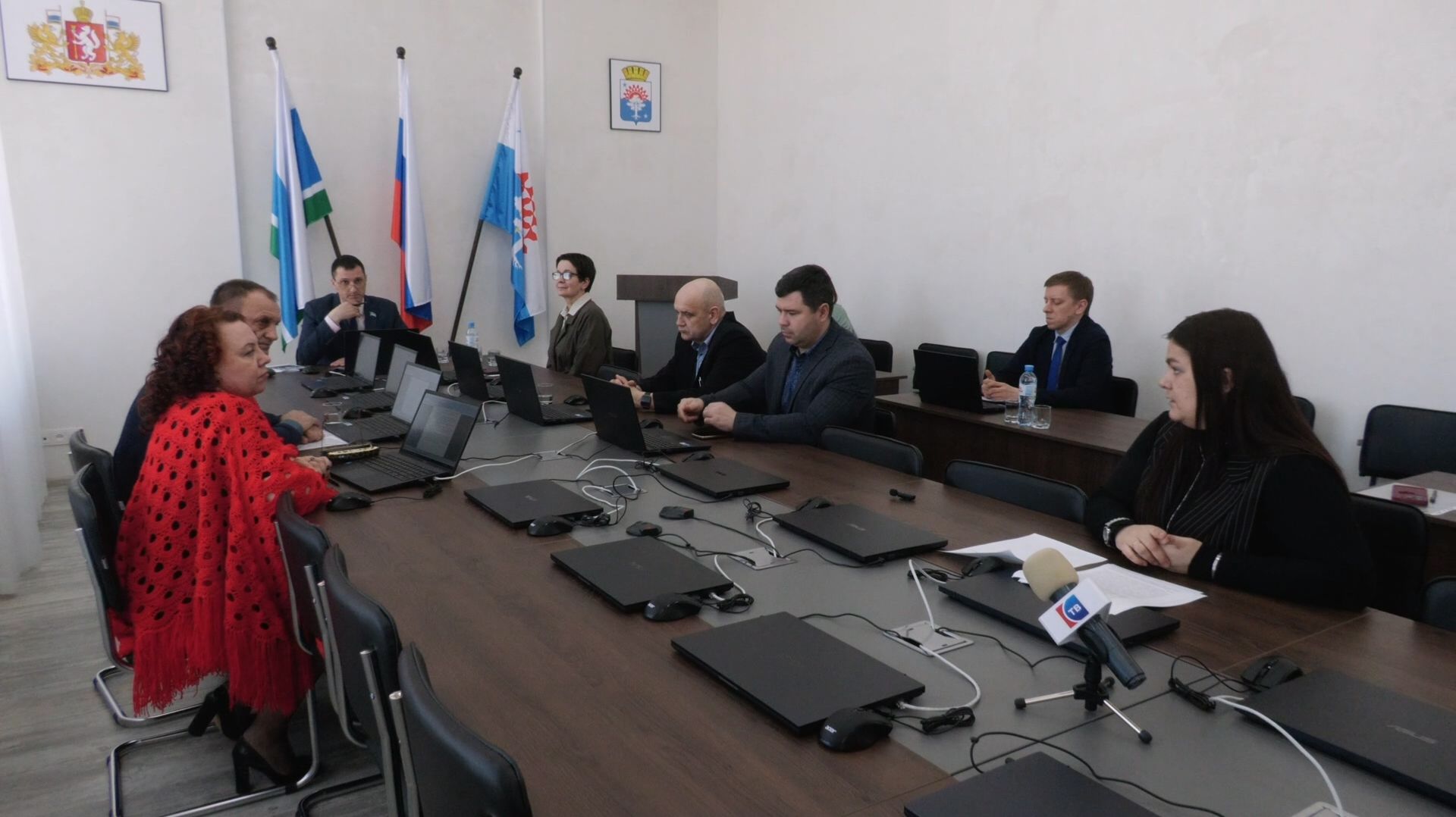 На заседании комиссии по соцполитике рассмотрели работу Общественной палаты и празднования 9 мая