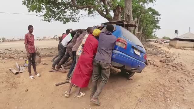 Нигерийские автосервисы. Будни суровых автомехаников