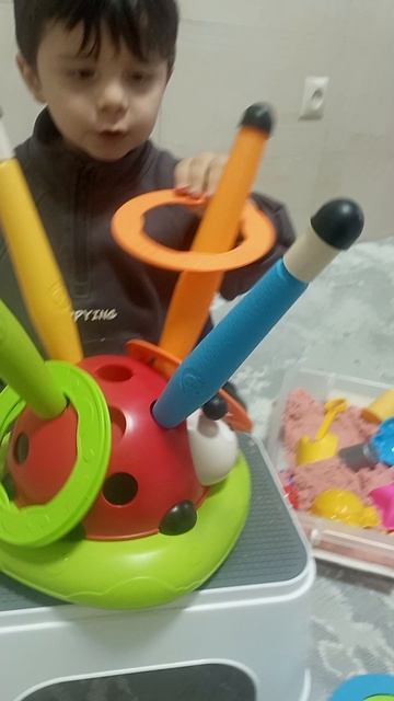 Асад старается называть цвета, формы, звуки животных во время игры