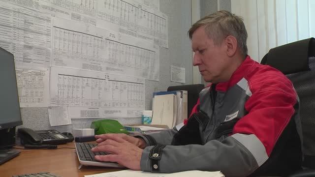 Лауреат премии имени Алексея Угарова в 2026 году — электрик энергоцеха ОЭМК Виктор Коваленко