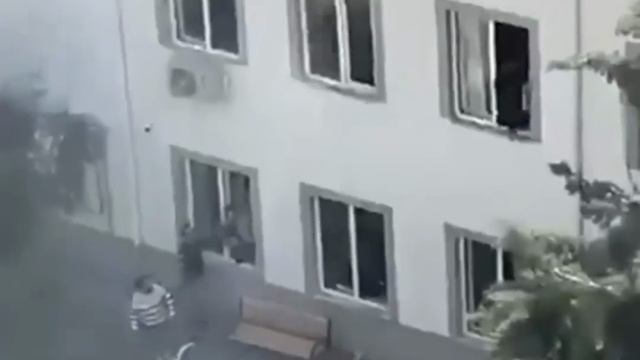 Школьникам в турецком Кахраманмараше пришлось выпрыгивать из окон, чтобы спастись.

Такое видео ...