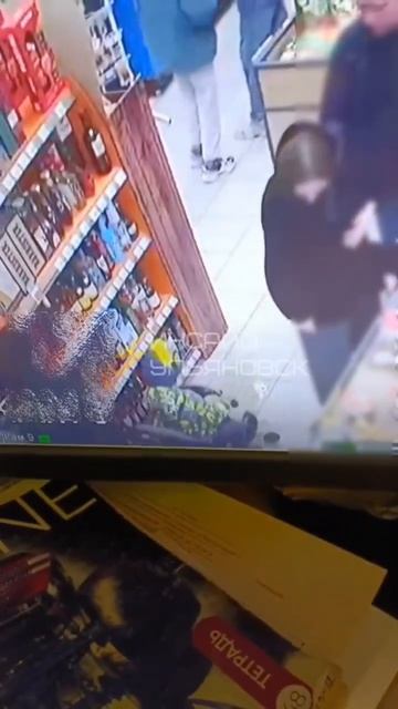 📩📤📥📨✉️Вот так люди разбивают бутылки в магазине.А потом обвиняют других и пишут жалобы.  Как счи