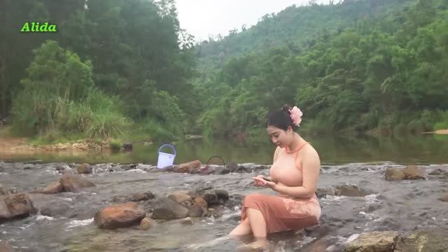 Красивая девушка на рыбалке ловит рыбу. Готовит еду. #outdoors