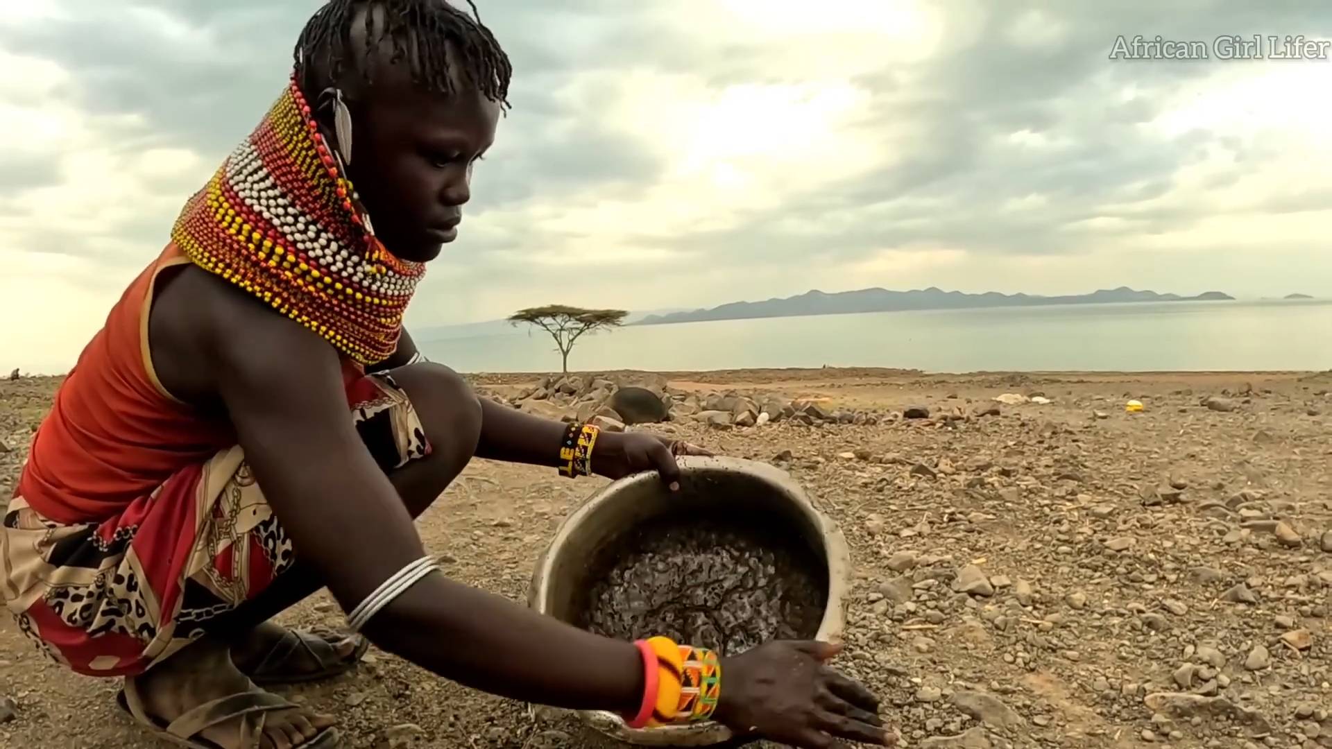 Типичная африканская деревенская жизнь. Готовим ужин на костре. Жизнь в Африке