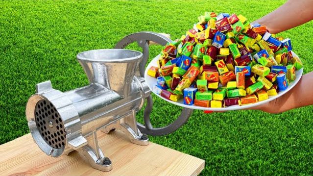 ЖВАЧКА Vs МЯСОРУБКА!! КРУТОЙ ЭКСПЕРИМЕНТ ДАВИМ ЖВАЧКУ И КОНФЕТЫ ЧТО ПОЛУЧИТСЯ