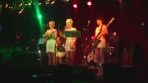 Девушки поют Цоя - Когда твоя девушка больна