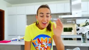 Мама помогает Владу и Никите строить детские игровые домики