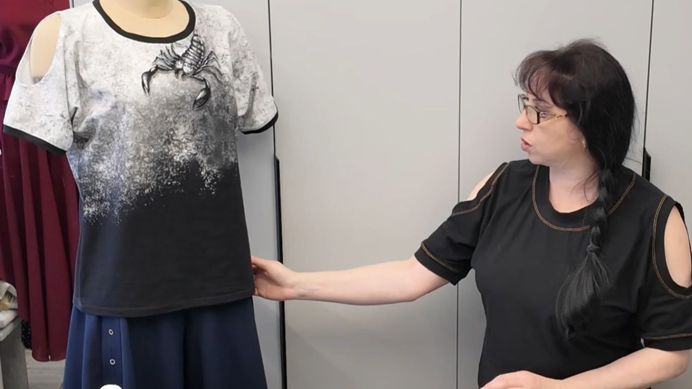 Футболка с цельнокроеным рукавом и с вырезом по плечам.