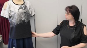 Футболка с цельнокроеным рукавом и с вырезом по плечам.