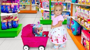 Алиса покупает новую куклу в магазине игрушек
