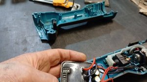 Попытка изменить параметры защиты в бесколлекторной аккумуляторной болгарке.