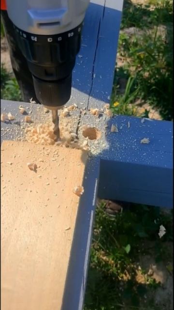 Старт сборки деревянного дома выставляем обвязочный брус с лебёдкой и стягиваем крепижами