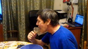 Сергей ест горлышко бутылки