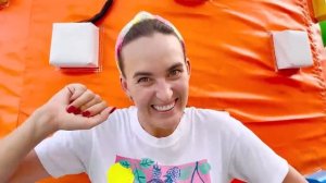 Влад и Ники играют в надувном замке и другие веселые челленджи для детей