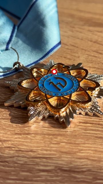 Почетный знак для одного из ведущих вузов страны