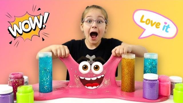 Алиса играет со слаймами