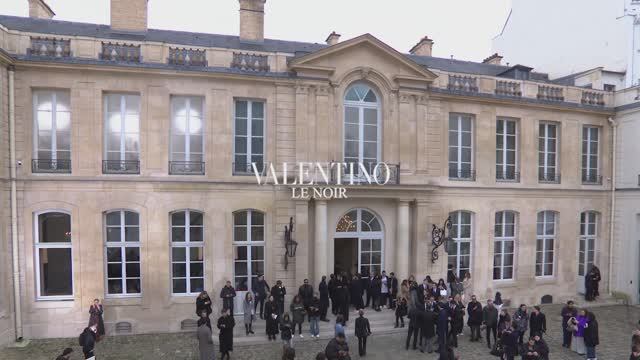 Показ коллекции Valentino «Le Noir» осень-зима 2024-2025