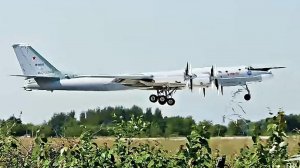 Винты размером с двухэтажный дом. Ту-95 запуск и взлёт с тем самым звуком.
