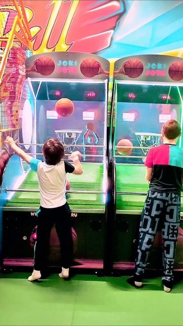 Кто самый меткий 
#медведевы #семьямедведевых #дети #семья #игрысдетьми #челлендж #семейныйчеллендж