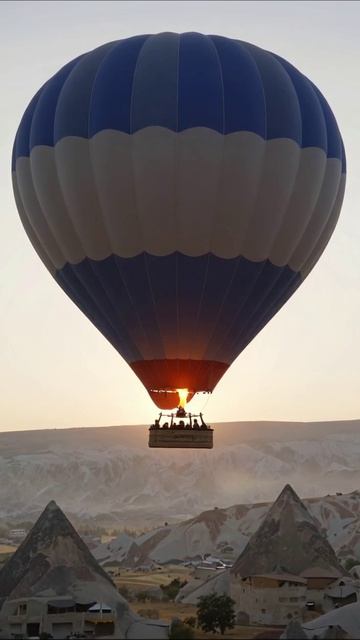 Полёт на воздушном шаре над живописными пейзажами #воздушныйшар #приключения #пейзажи