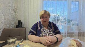 Я разболелась не на шутку .Сафар на даче делает гардины , вешает новые шторы  и опрыскивает  кусты .