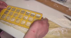 Опробовали равиольницу - не очень удачный эксперимент.