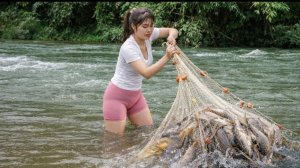 Ловим рыбу в дикой реке Традиционная рыбалка.
