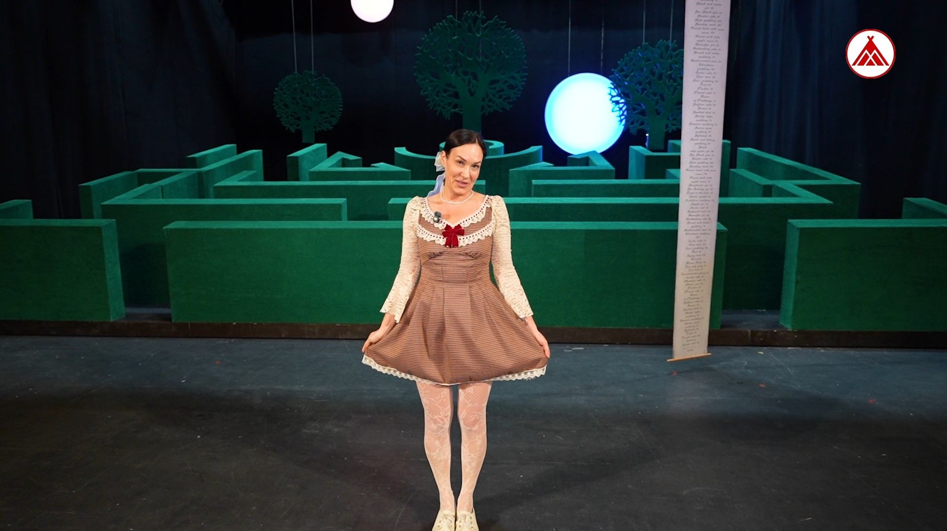 Допуск / За кулисами театра