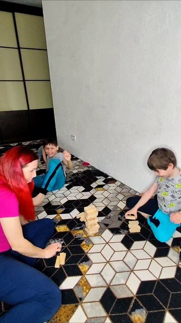 Игра в башню
#медведевы #семьямедведевых #дети #игрысдетьми #челлендж #семейныйчеллендж #юмор #прико