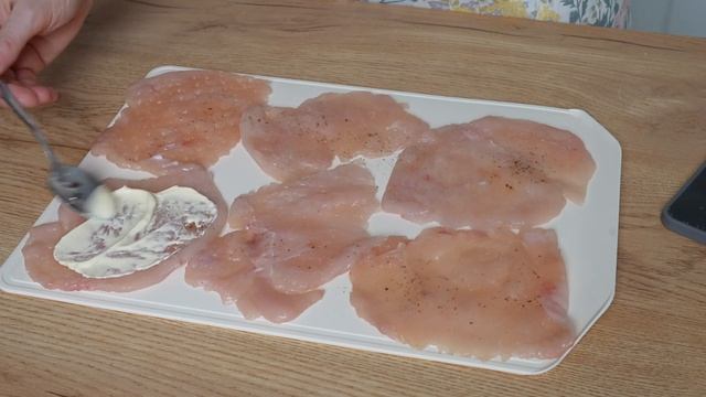 Куриные рулетики с шампиньонами и сыром.