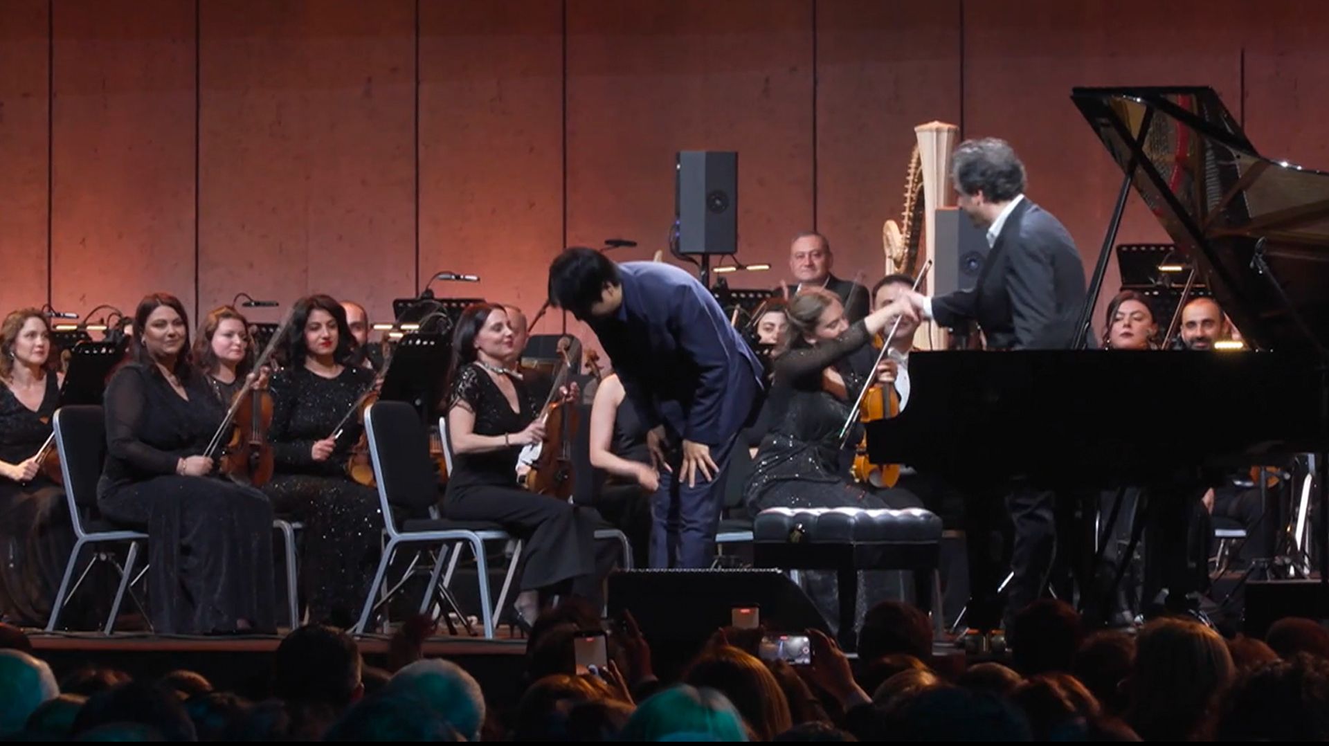 Китайский пианист-виртуоз Ланг Ланг сыграл на 20-летии симфонического оркестра Армении